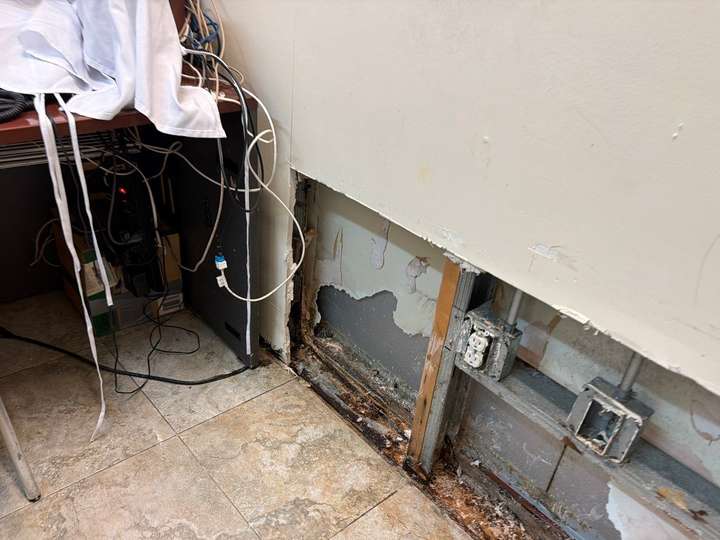 Wall opened at the base to dry the cavity